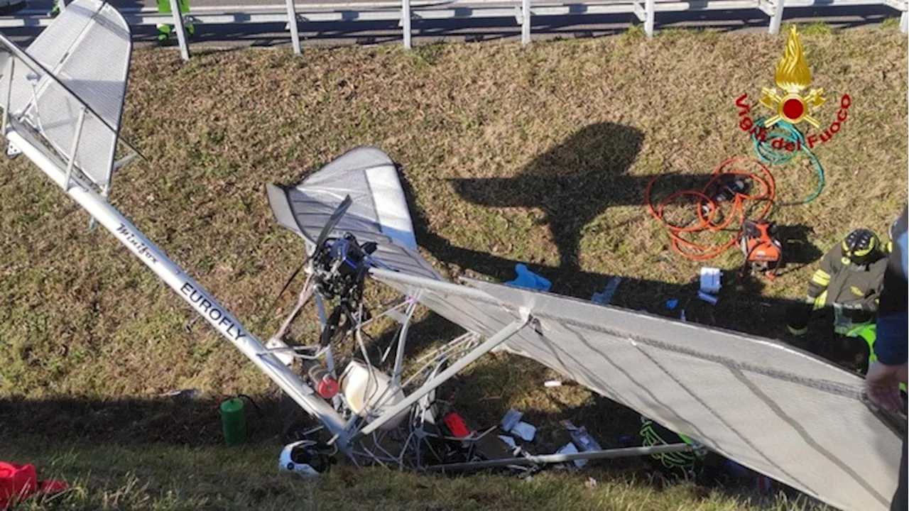 Ultraleggero precipita vicino ad autostrada, grave il pilota