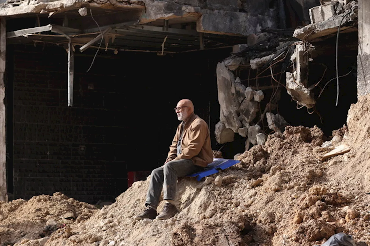 Un uomo tra le macerie di Tulkarem