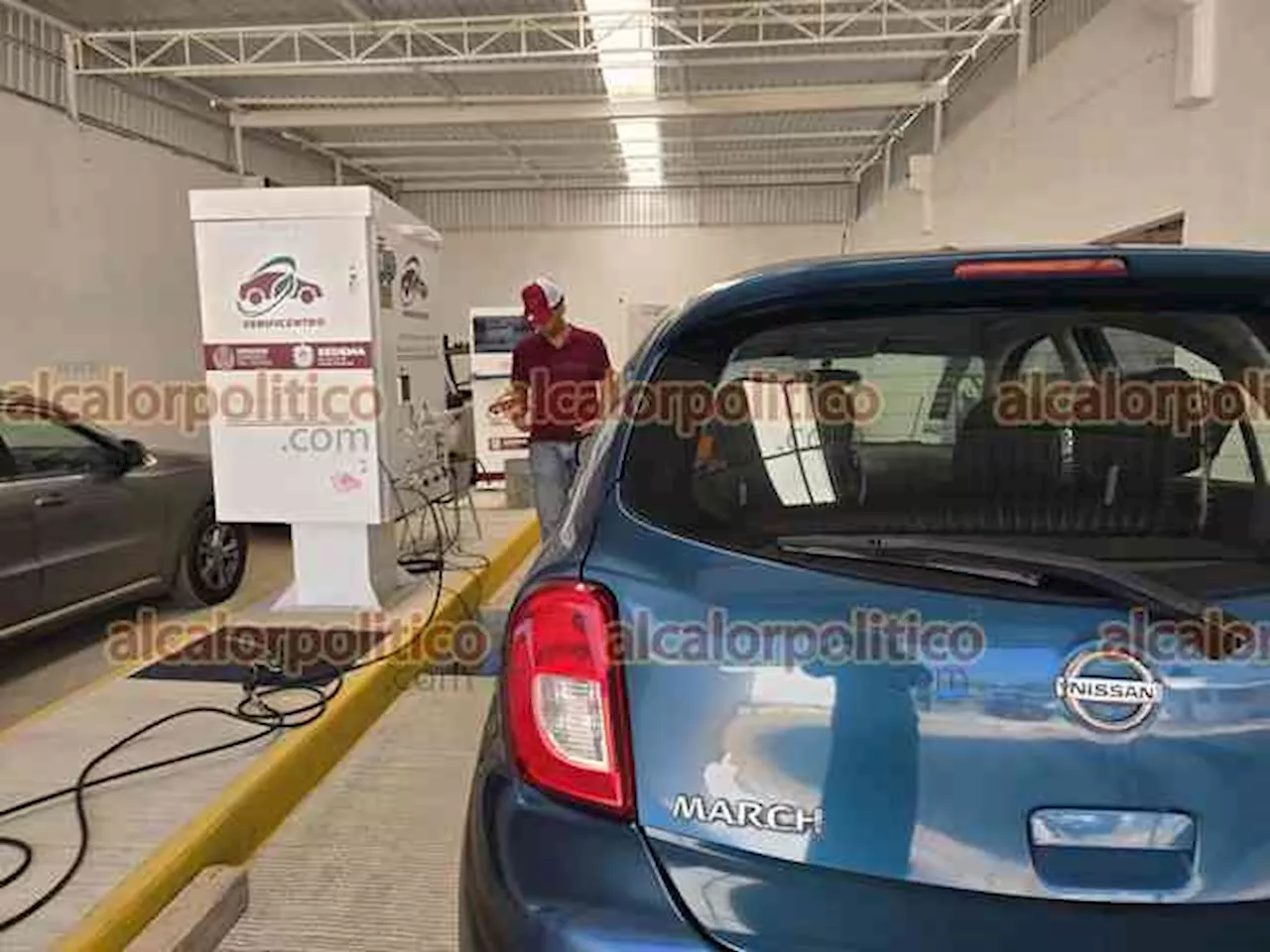 Automovilistas de Coatzacoalcos cumplen con verificación vehicular