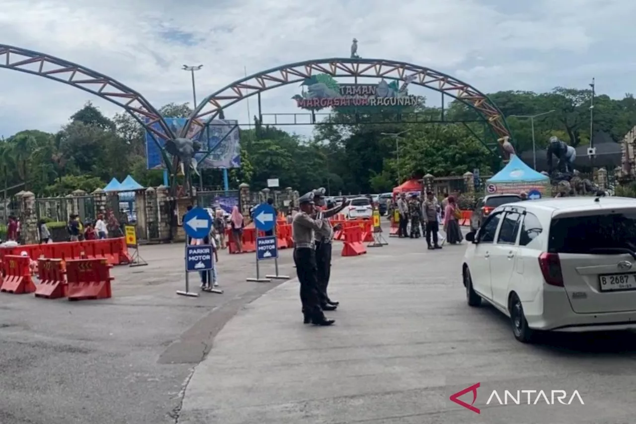 Hujan sebabkan pengunjung Margasatwa Ragunan turun pada libur Natal