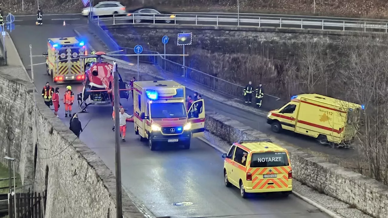 Unfall an Weihnachten in Sachsen: Baum trifft Mädchen und Oma