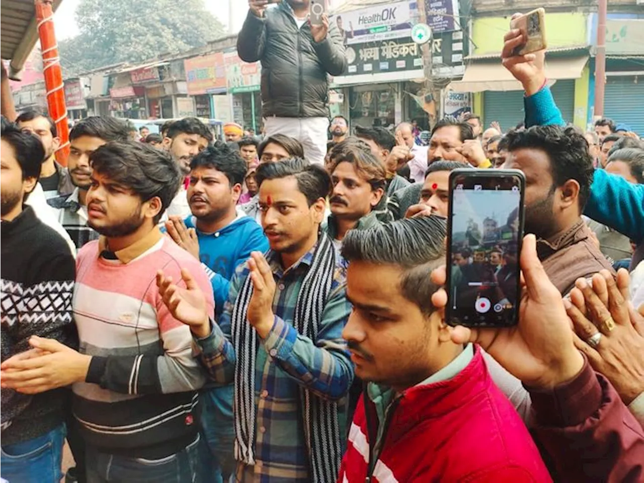 जौनपुर में काली माता मंदिर को लेकर हिंदूवादी संगठनों का प्रदर्शन