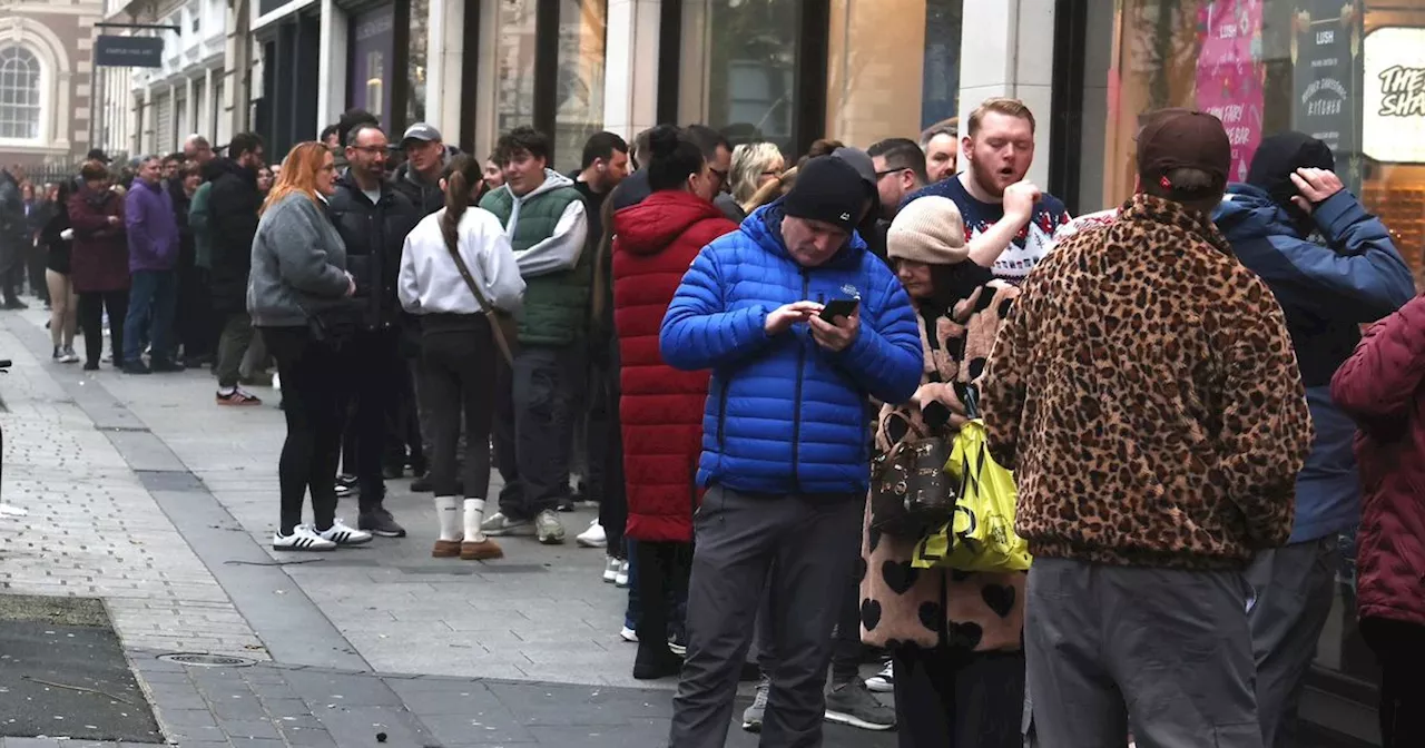 LUSH Boxing Day Sale Attracts Huge Queue in Liverpool City Centre