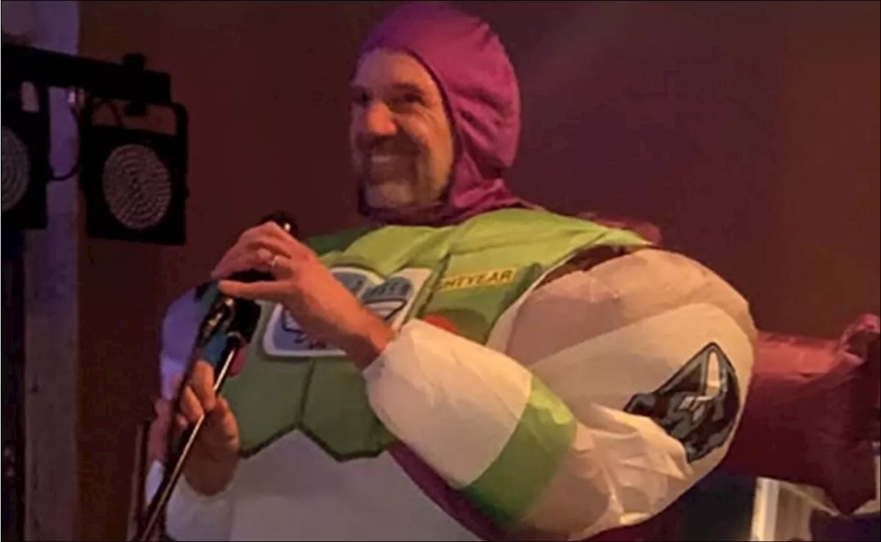 Adrian Newey aparece en fiesta disfrazado de Buzz Lightyear; así celebra su cumpleaños