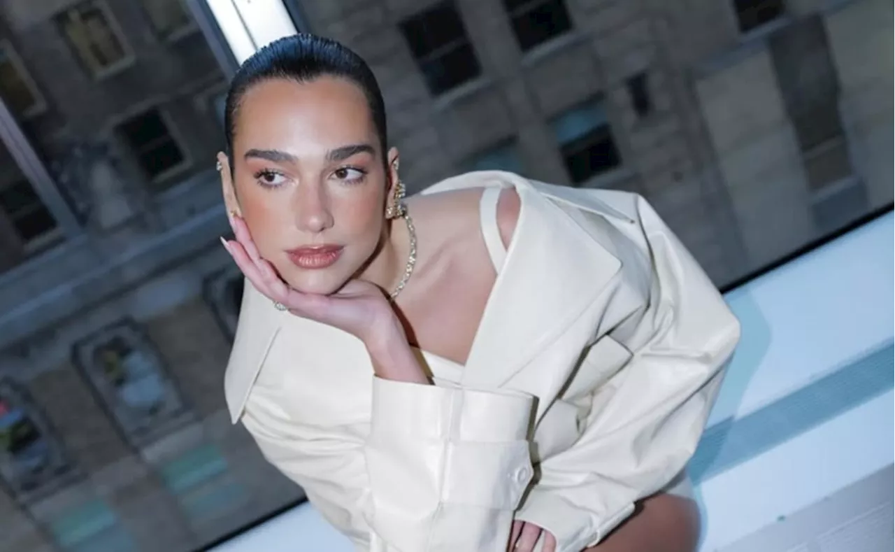 Dua Lipa luce el abrigo efecto pelo que está en tendencia