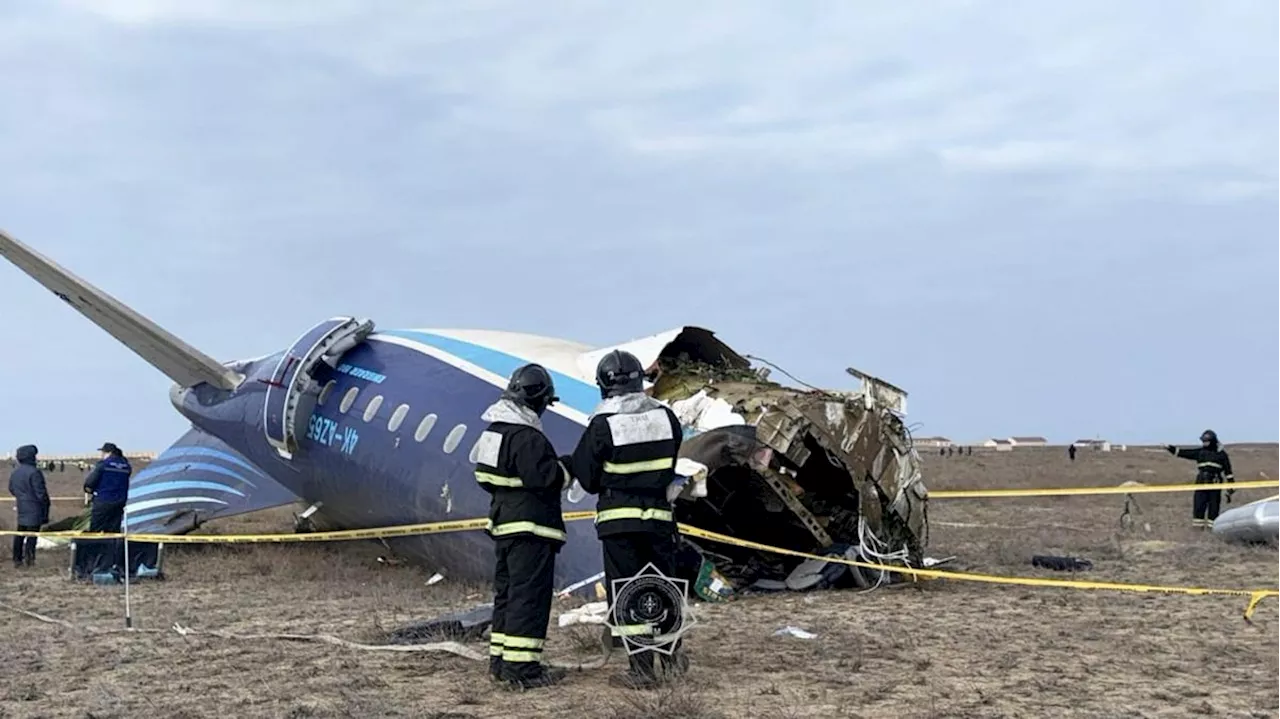 Hallan cajas negras del avión de Azerbaijan Airlines siniestrado en Kazajistán; expertos brasileños participarán en descifrado