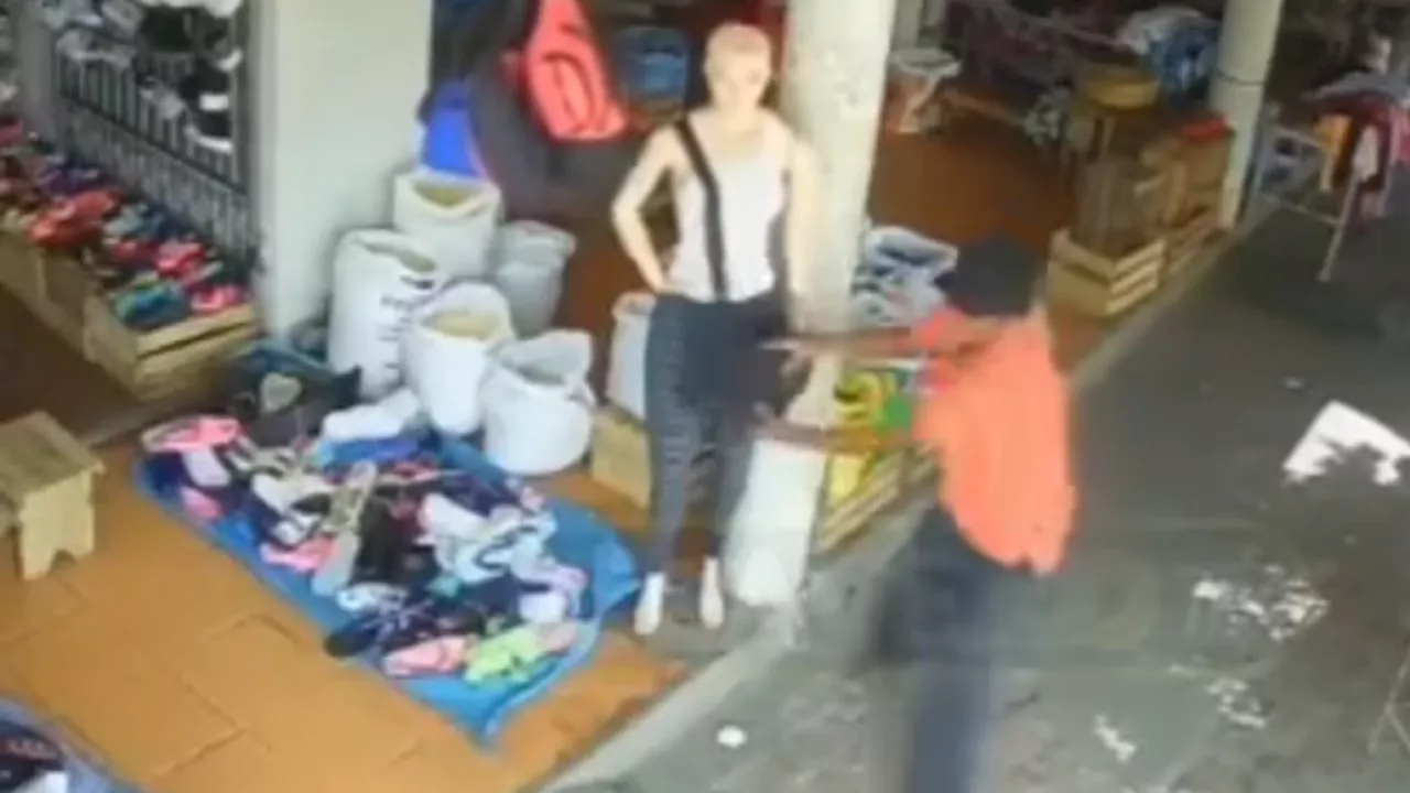 Ladrón confundió a un maniquí con una persona e intentó robarle el bolso