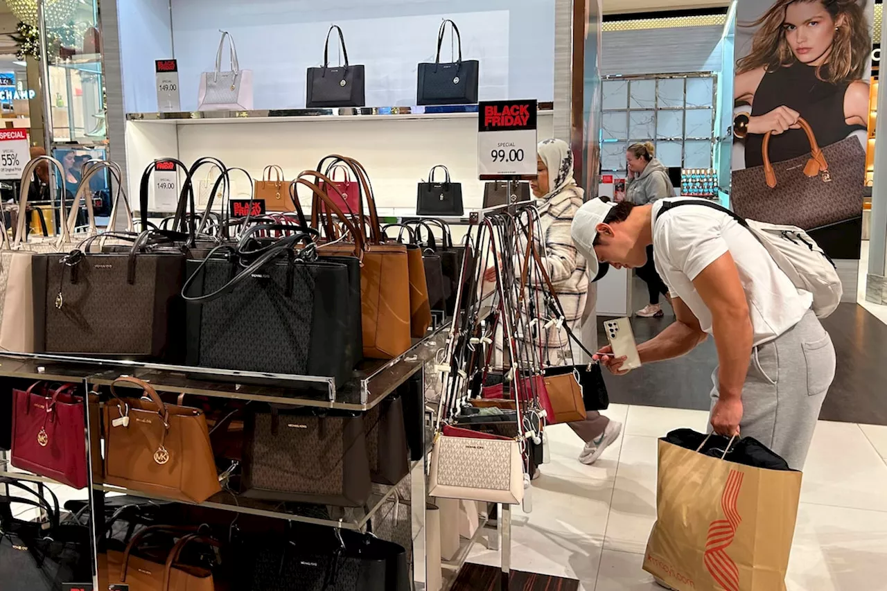 Last-minute bargain hunters send holiday retail sales higher than last year, Mastercard says