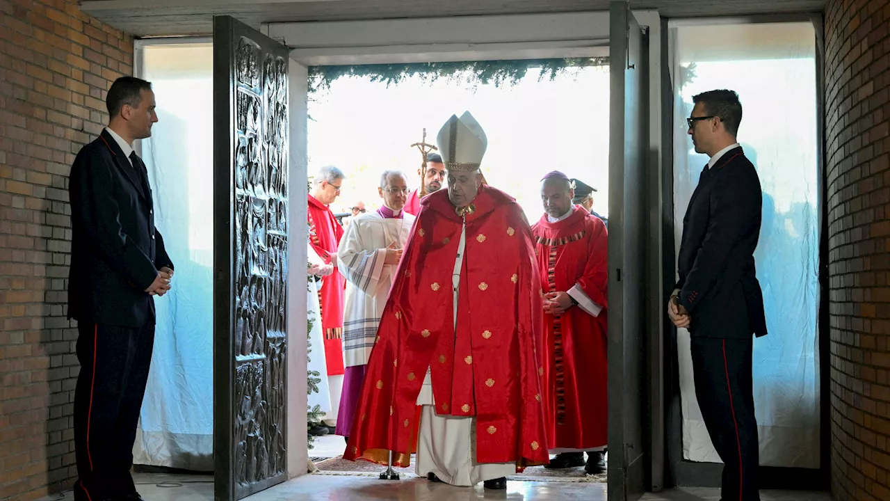  Papst öffnet symbolische 'Heilige Pforte' in Gefängnis