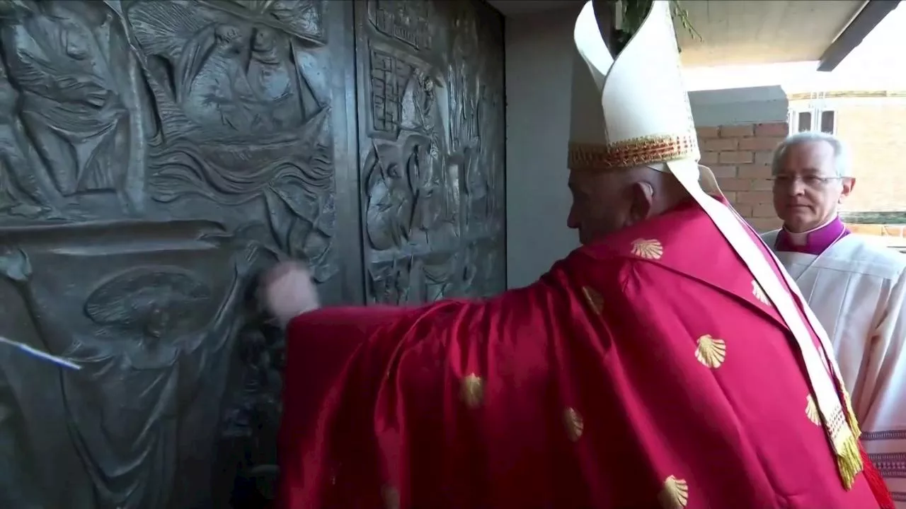 Papa Francesco apre la Porta Santa a Rebibbia