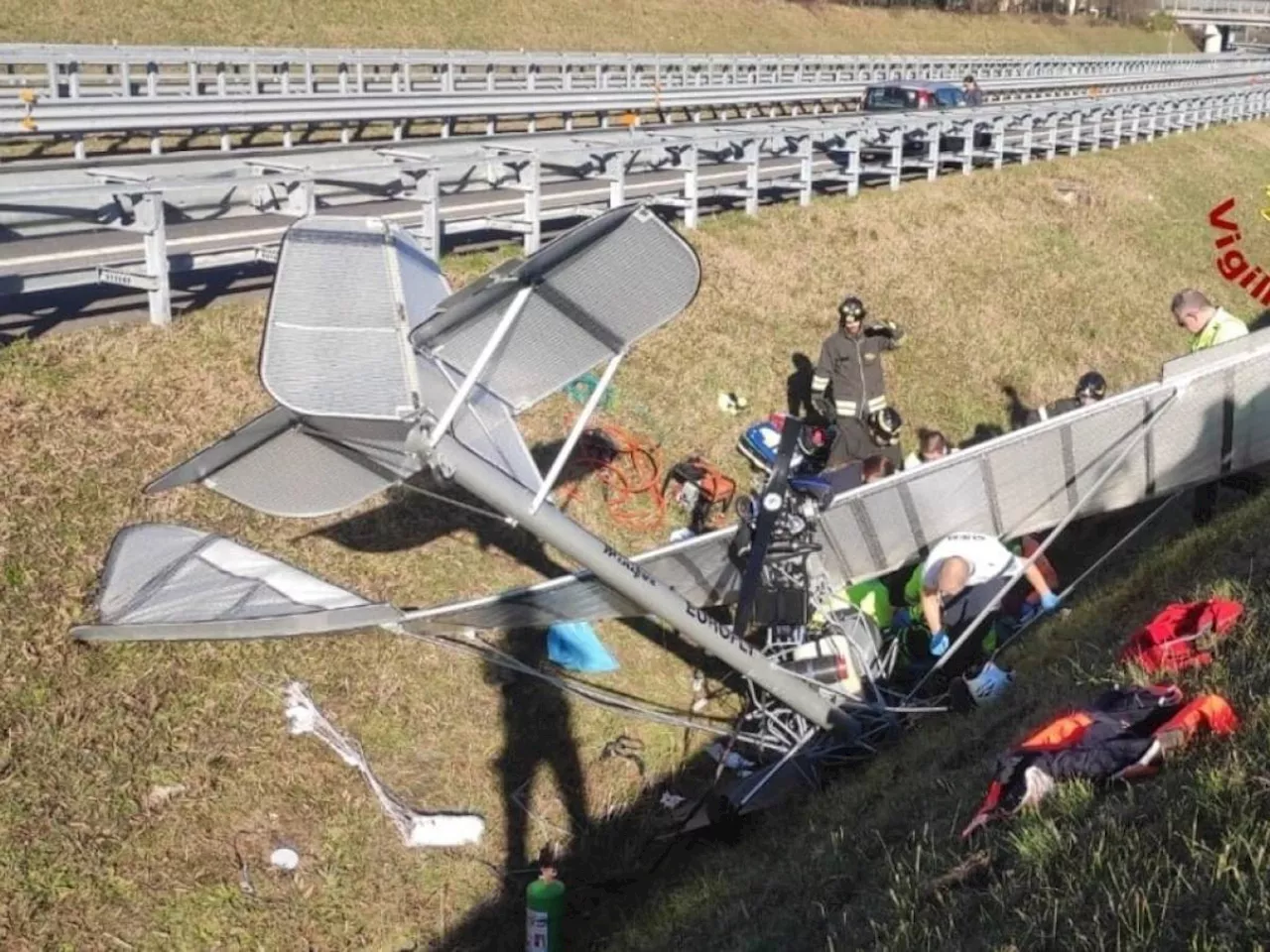 Paura in volo, ultraleggero precipita a pochi metri dalla A31: grave il pilota