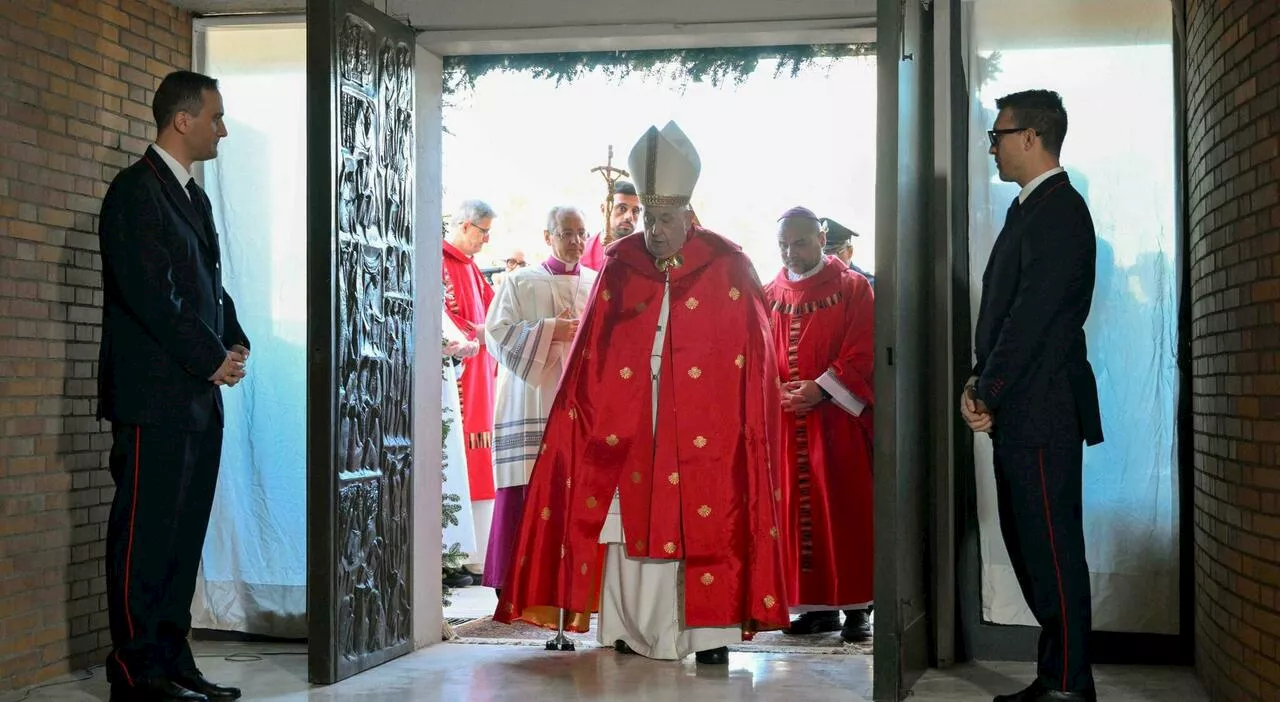 Papa Francesco varca (in piedi e non sulla sedia a rotelle) la Porta Santa di Rebibbia. Ai detenuti: «Coltivat