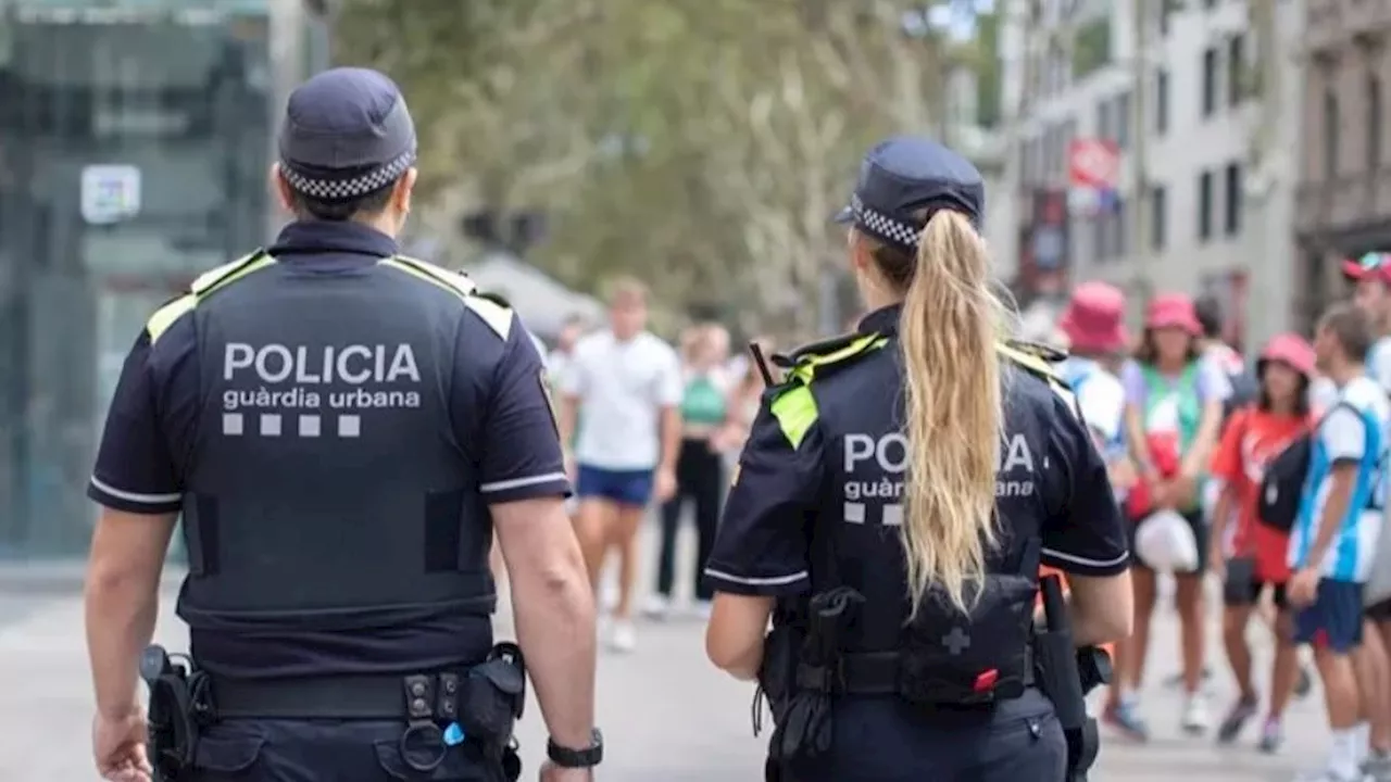 Macrobotellón en una calle de Barcelona: la Guardia Urbana desaloja a 2.000 personas