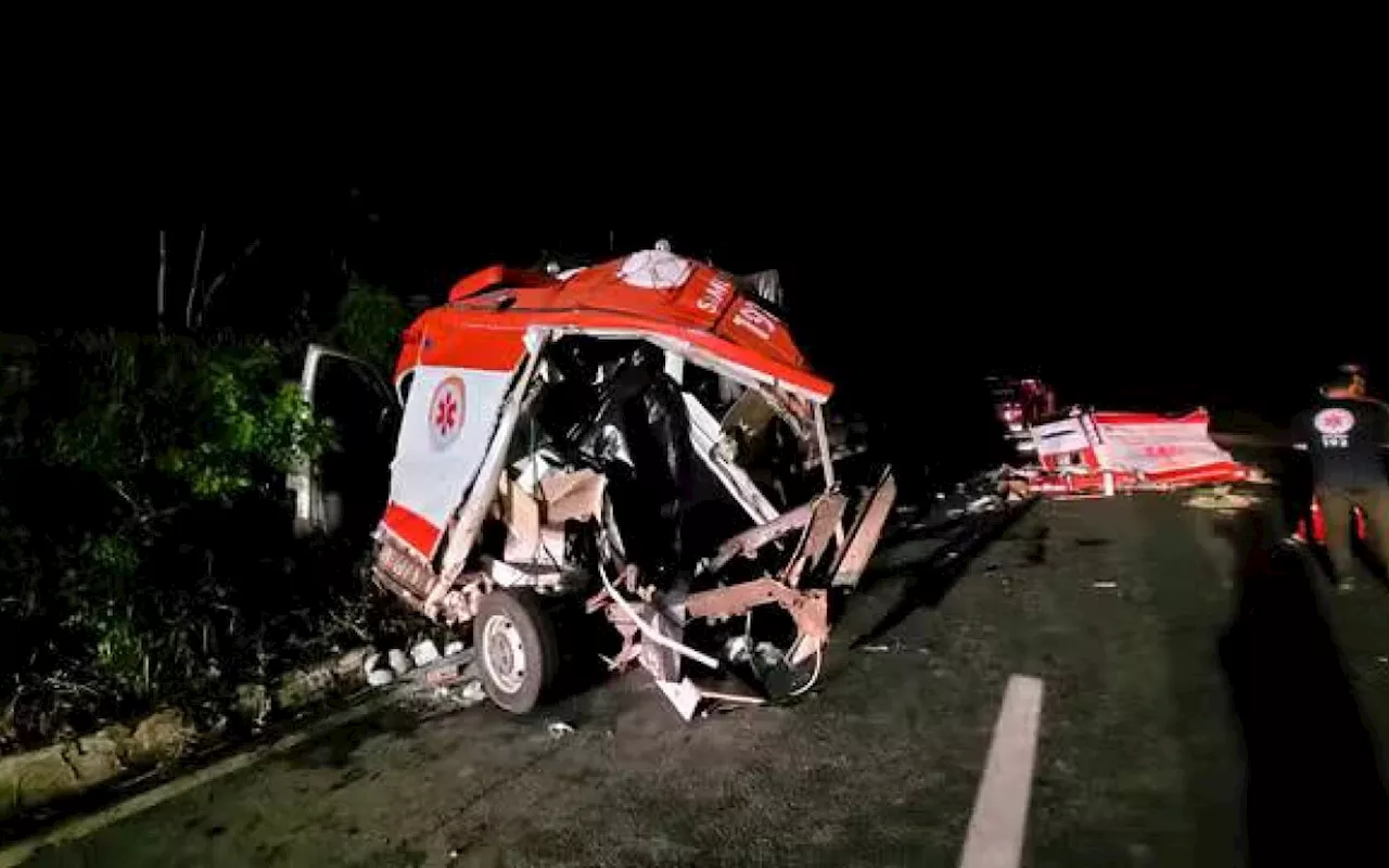 Acidente entre ambulância e caminhão mata três socorristas e um paciente