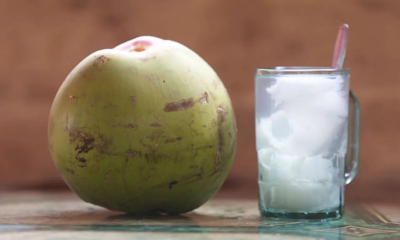 4 Khasiat Minum Air Kelapa Hijau Campur Madu, Wanita Pasti Suka