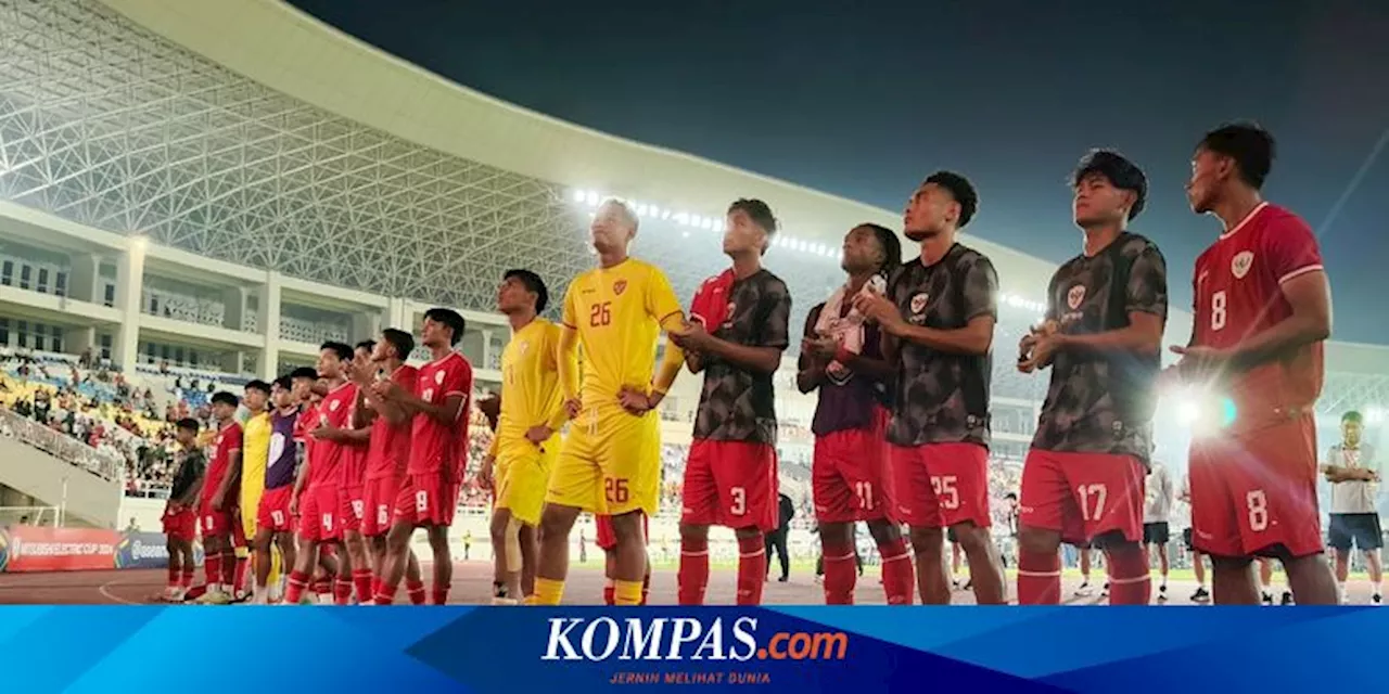 Pemain Timnas Indonesia Bernyanyi Bersama Suporter Usai Laga