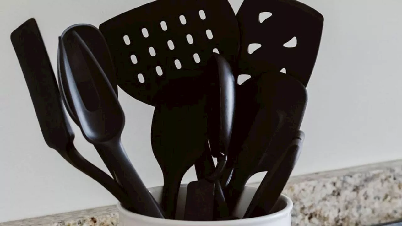 ¿Por qué deberías tirar todos los utensilios de plástico de color negro de tu cocina?