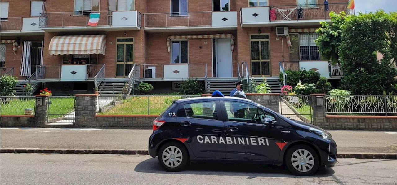 La moglie è fuori e lui si addormenta: il bimbo di due anni esce di casa e vaga solo per strada