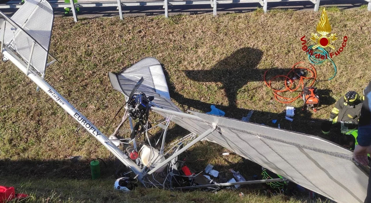 Tenta un atterraggio di emergenza, ma l'ultraleggero si schianta sull'autostrada: gravissimo il pilota