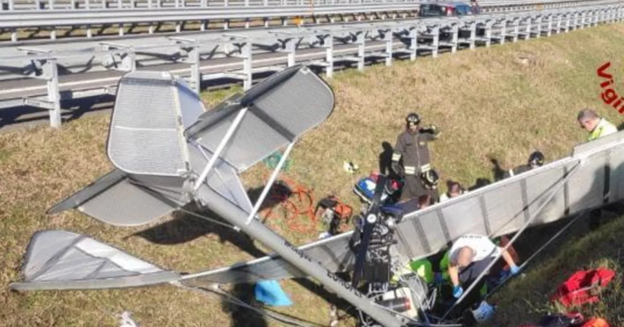 Vicenza, ultraleggero precipita sulla A31: terrore in autostrada. Auto sfiorate, gravissimo il pilota