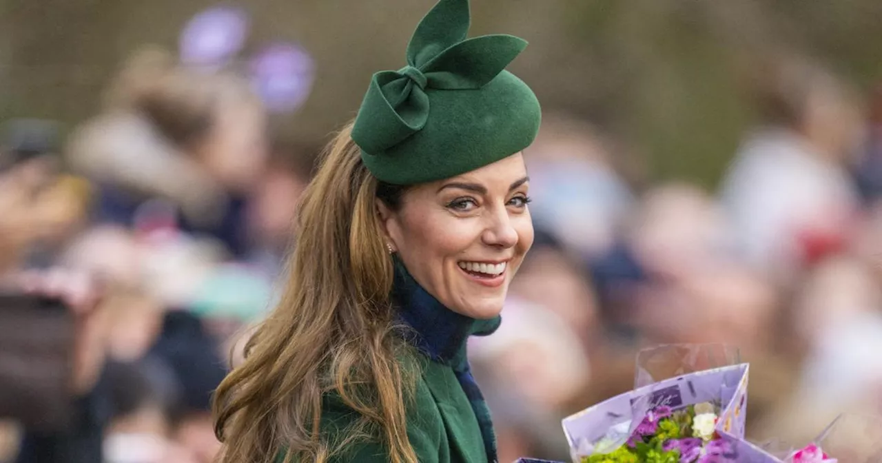 Le sourire de Kate Middleton, le prince Louis les bras chargés de cadeaux... En photos, l’apparition de la famille royale à Sandringham