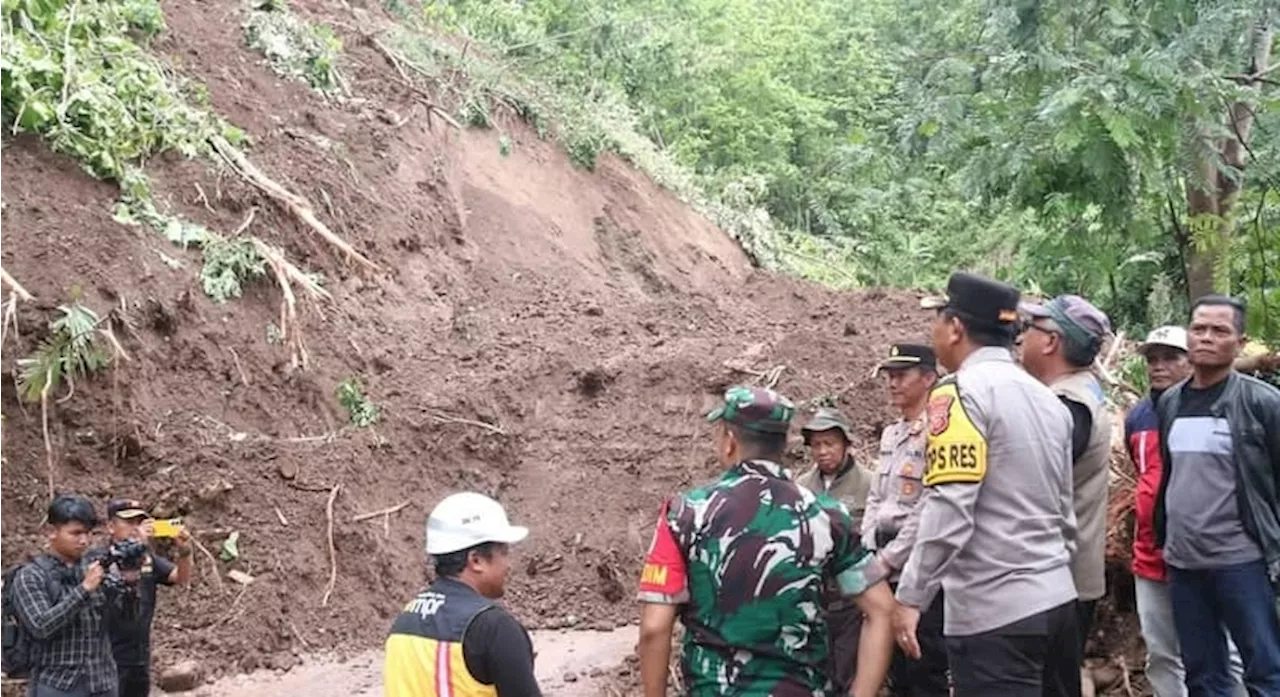 Tanah Longsor Tutup Akses Jalan Geopark Ciletuh