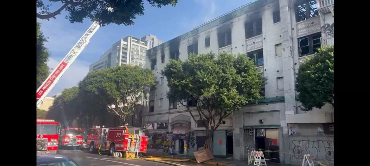 Incendio consume hotel abandonado Morrison en Los Ángeles, EU; desalojan a personas en situación de calle