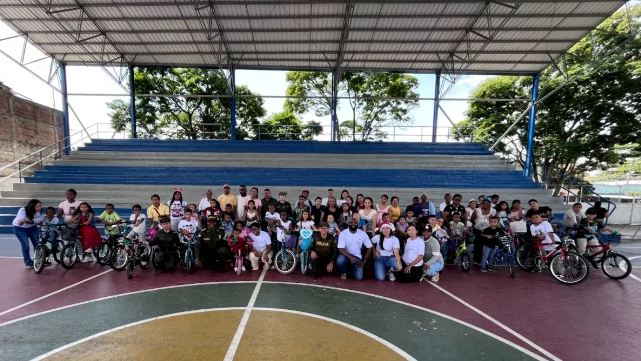 La Policía Nacional regala 50 bicicletas en Navidad para apoyar la educación de niños de Candelaria