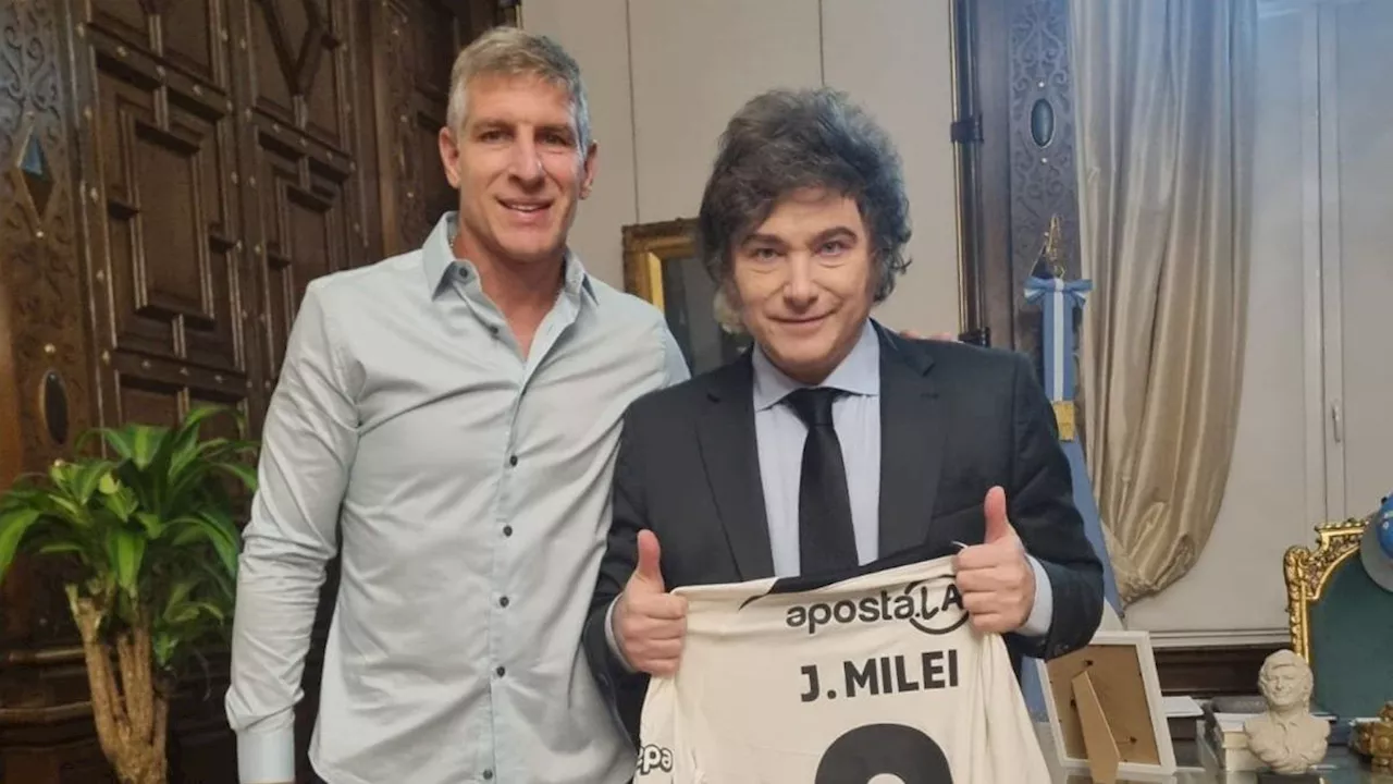 Javier Milei recibió a Martín Palermo en la Casa Rosada: saludaron desde el balcón