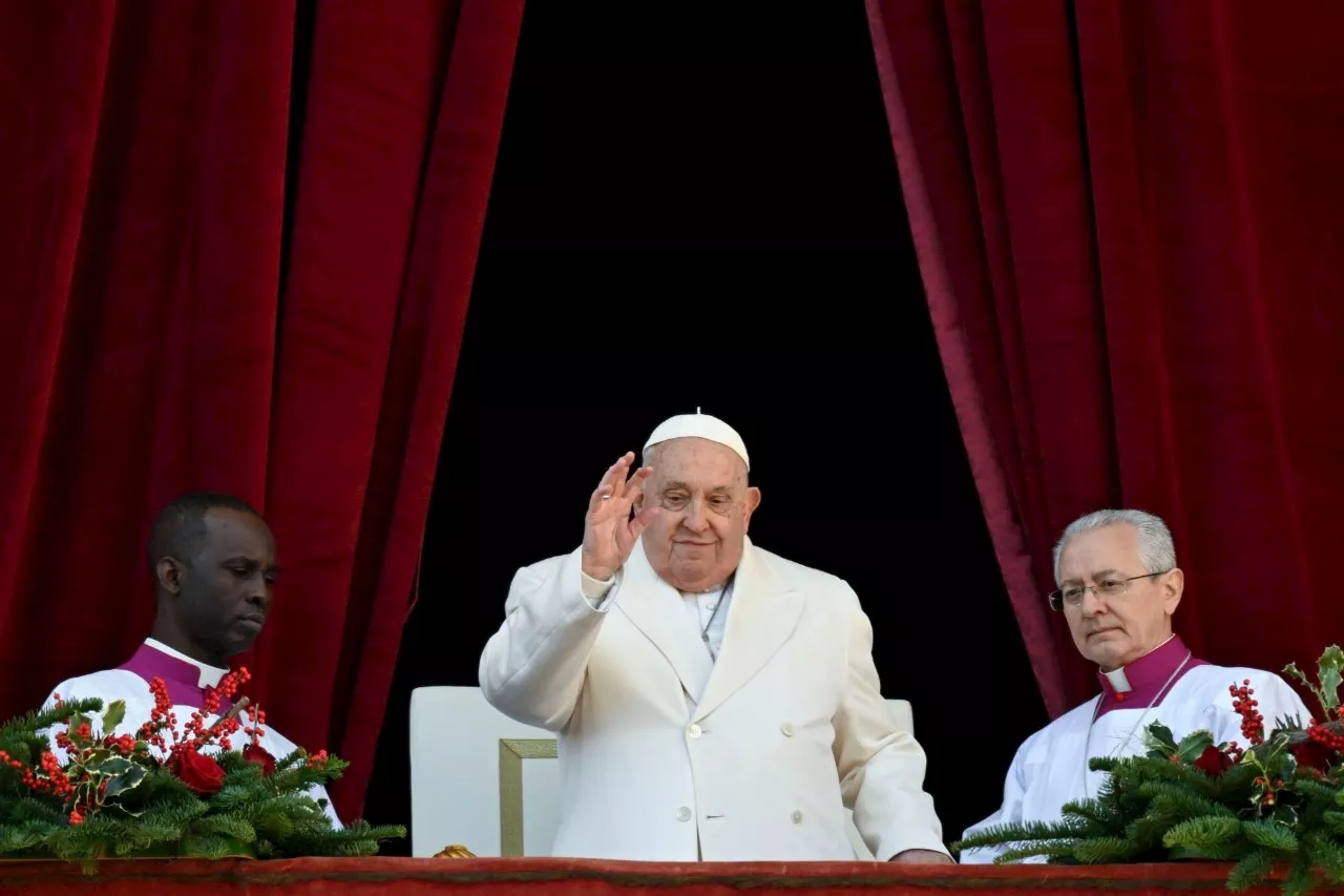 Pope Francis Calls for Global Ceasefire in Christmas Address