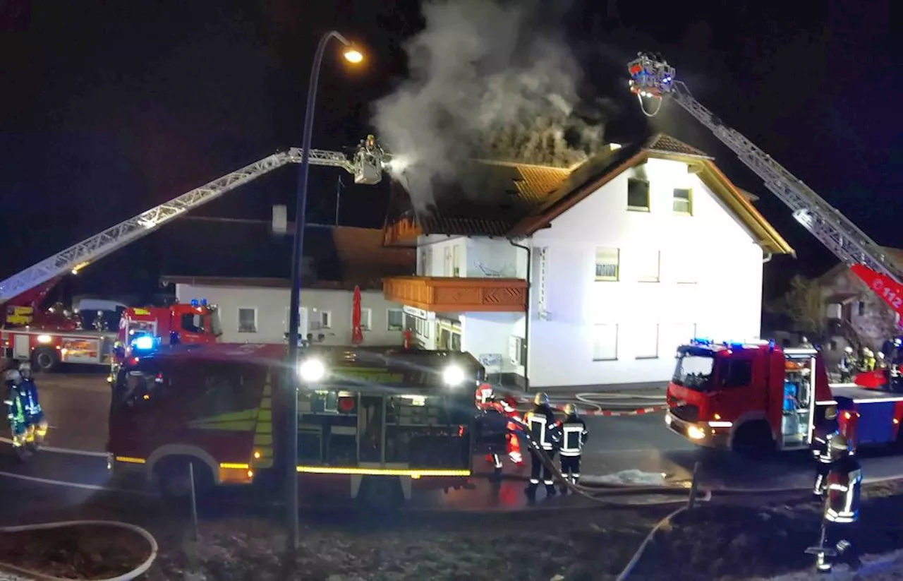 Großeinsatz der Feuerwehr bei Brand in Wohn- und Geschäftshaus in Radling