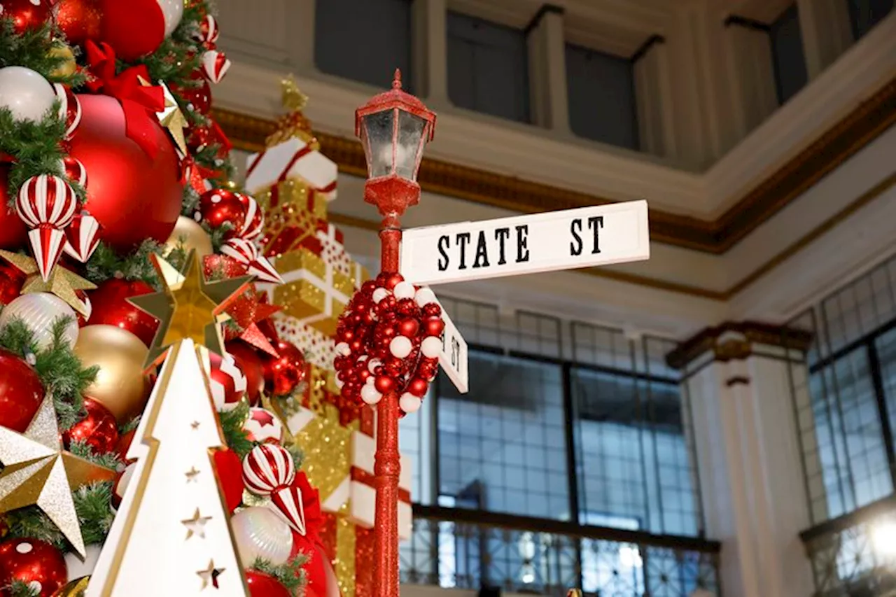 Last-Minute Shoppers Rush Chicago's State Street on Christmas Eve