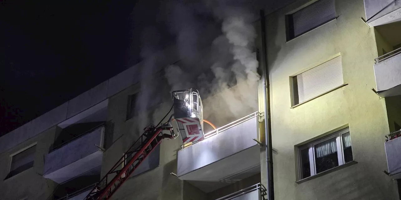 Feuer in Mehrfamilienhaus in Erlangen - Eine Frau gerettet