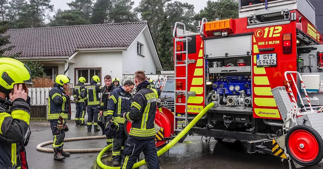 Brand in Wohnhaus im Kreis Gütersloh löst Großeinsatz aus - Kriminalpolizei ermittelt