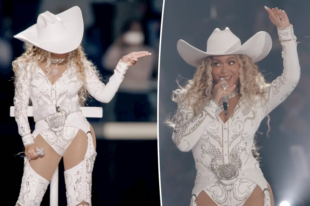 Beyoncé infuriates NFL fans with banned hand gesture during halftime performance: ‘Where is the flag?’