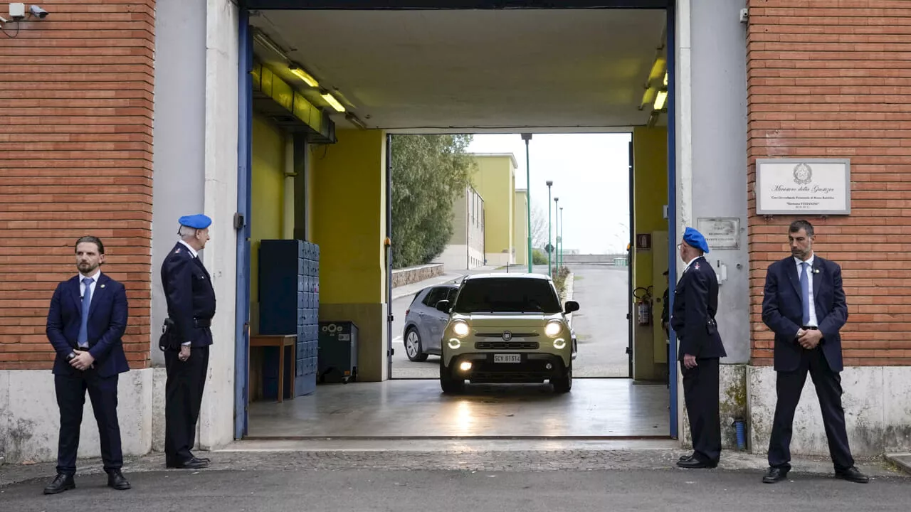 Papa Francesco apre la porta Santa nel carcere di Rebibbia: "La speranza non delude mai"