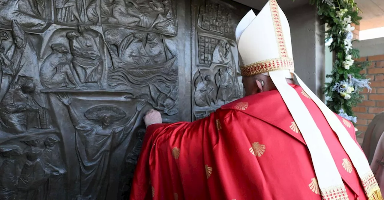 Papa Francesco apre la Porta Santa al Carcere di Rebibbia