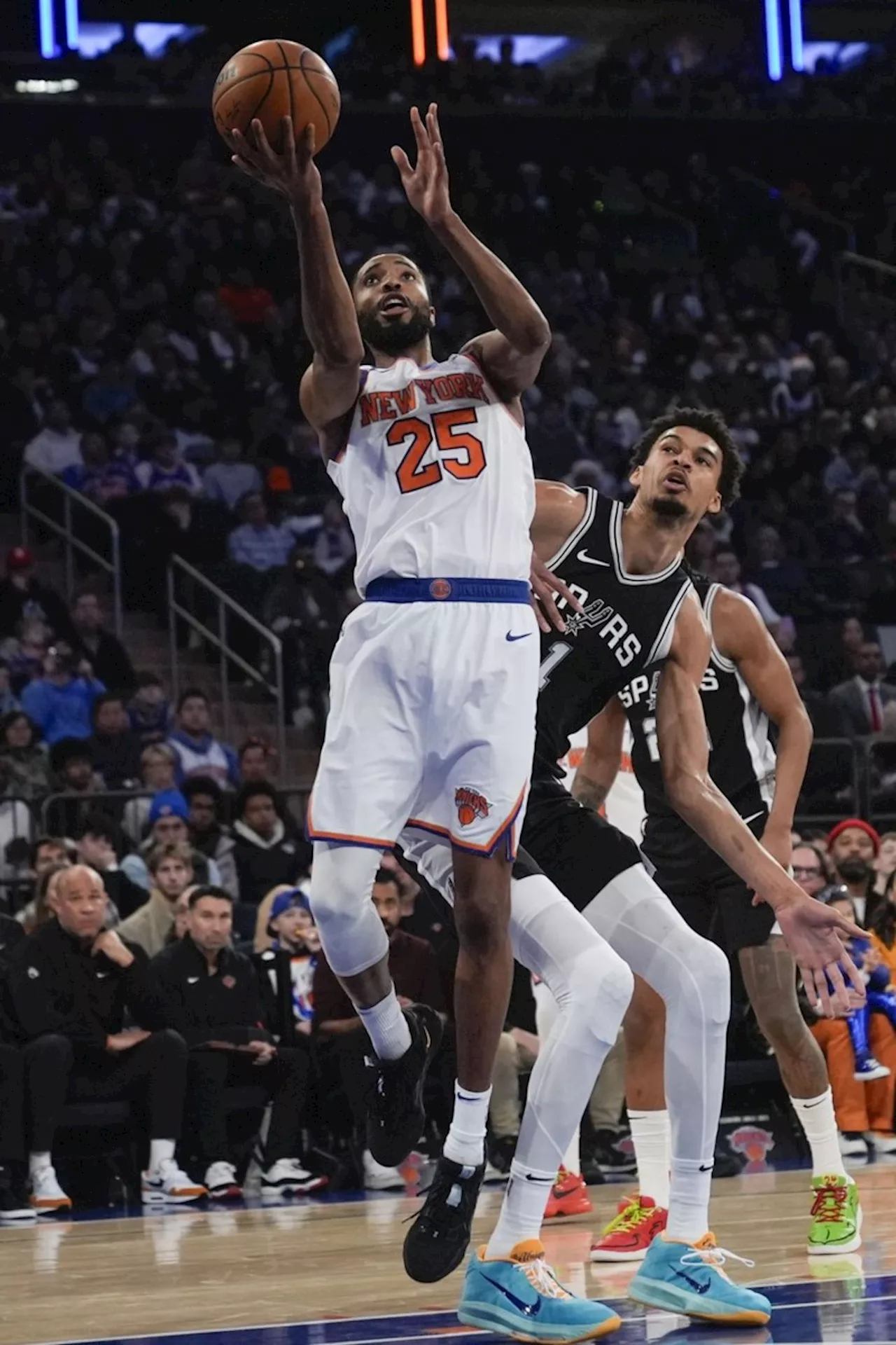 Bridges Leads Knicks Past Wembanyama, Spurs on Christmas