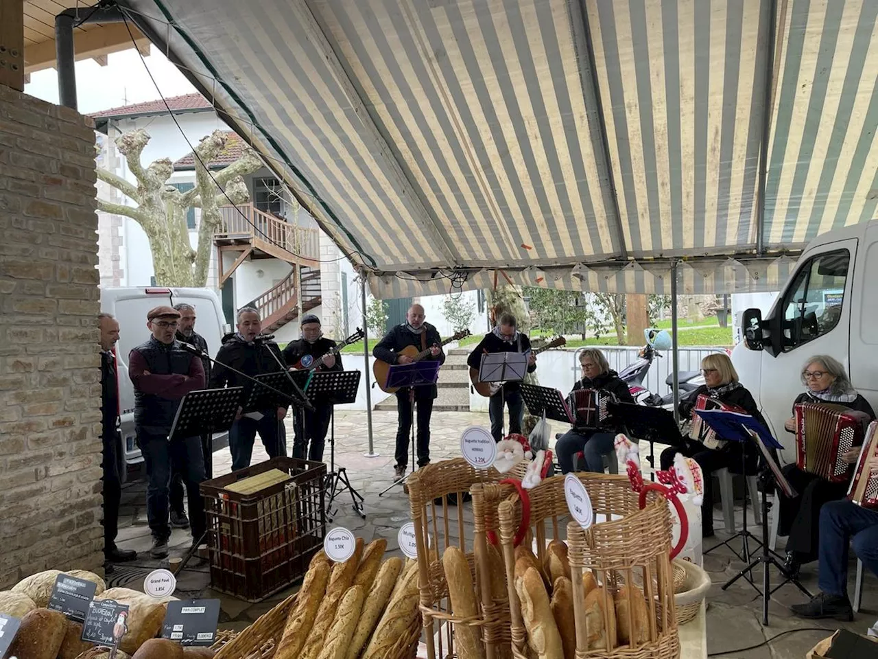 Ascain : Kornelio a ouvert le bal des animations musicales au marché