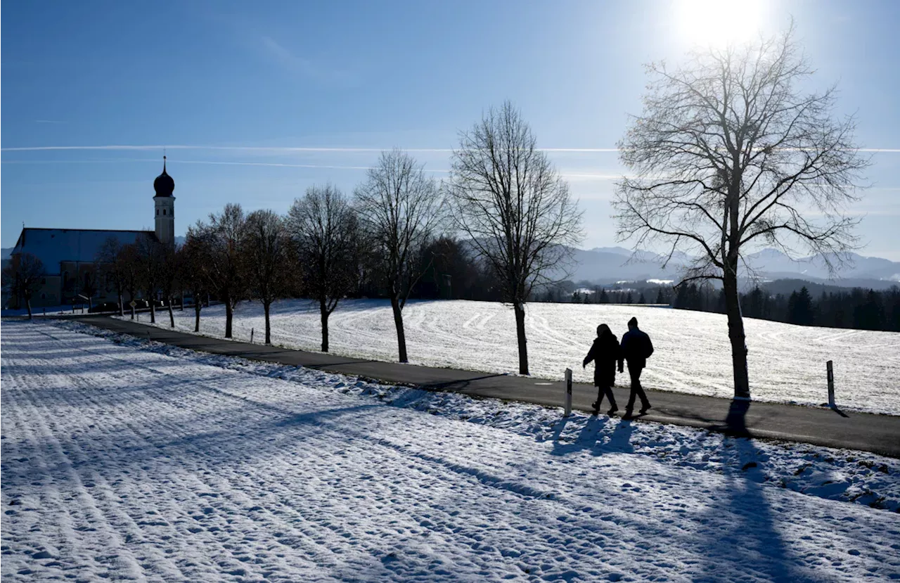 Wetter in Bayern: Sonne pur im Alpenvorland, grauer Himmel im Norden