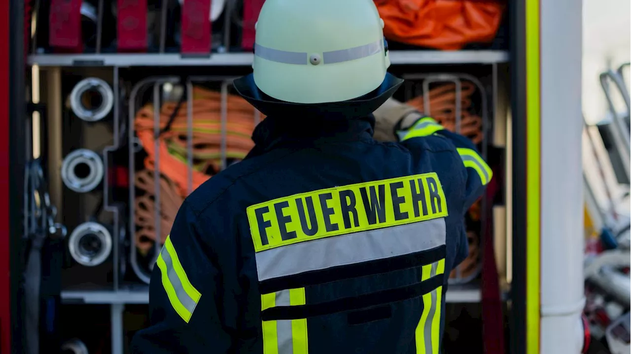 Einrichtung eines Zimmers brannte: Berliner Feuerwehr löscht Flammen in Flüchtlingsunterkunft