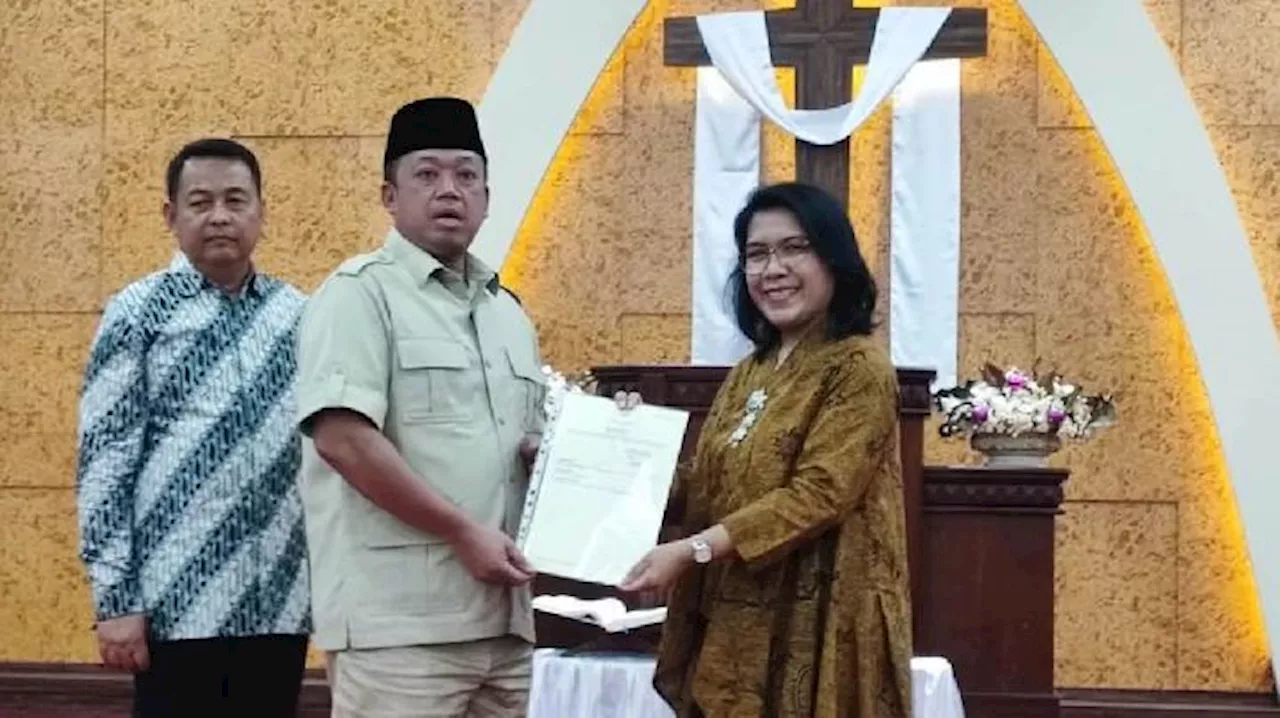 Menteri ATR/BPN Serahkan SHM kepada Gereja Kristen Pasundan