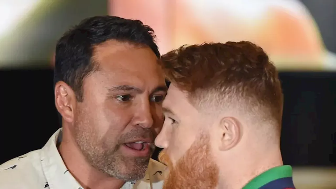 ‘Canelo’ Álvarez sufre burla de Oscar de la Hoya con polémica canción navideña