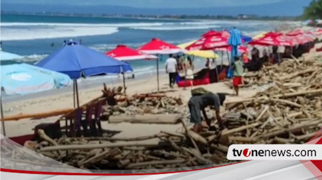 Sampah Klimati Pantai Kuta di Bali