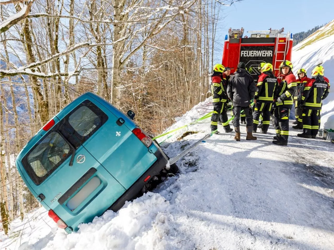 Bei Montage von Schneeketten: Pkw kommt von Fahrbahn ab