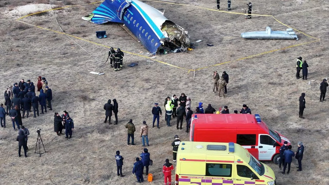 Nuevo giro en el accidente del avión de Azerbaijan Airlines: ¿Choque con misil o pájaro?