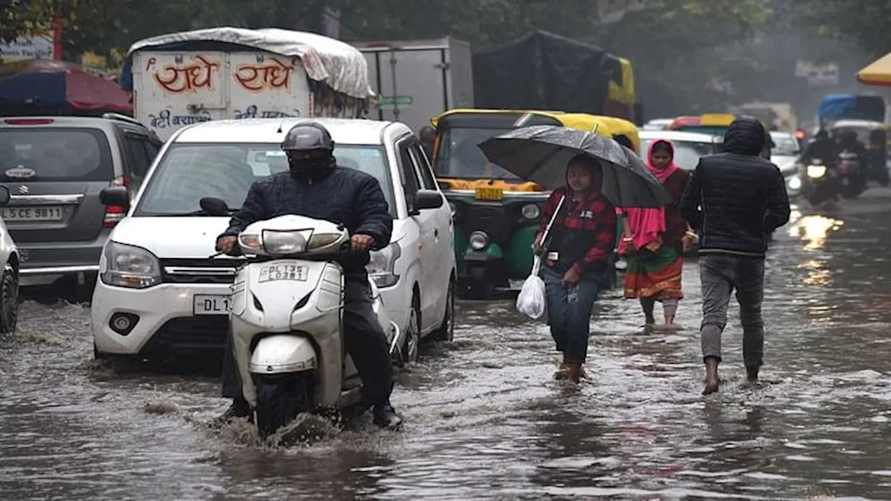 राजधानी में बारिश, कोहरा और धुंध के साथ अंधेरा छाया