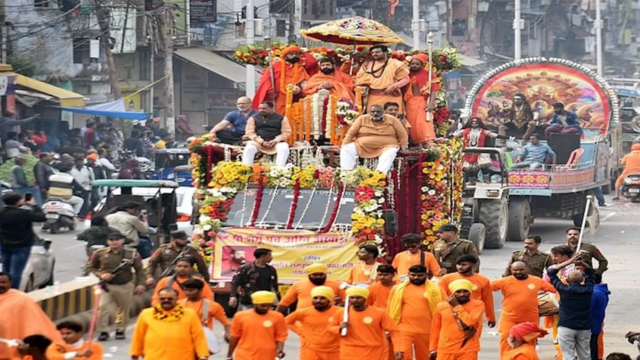 Mahakumbh : पंच अग्नि अखाड़े से संतों के छावनी प्रवेश में सनातन का अद्भुत संगम, महामंडलेश्वरों का राजसी अंदाज