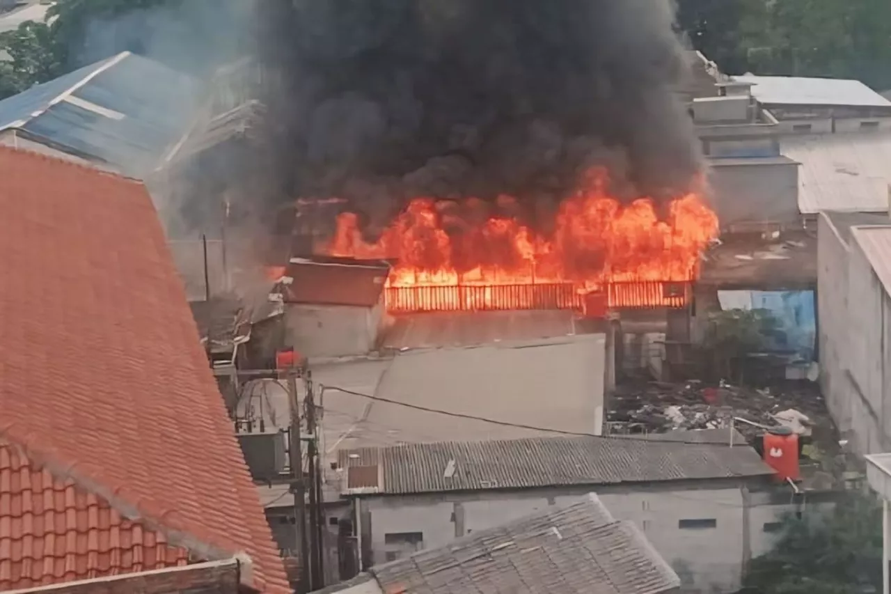 13 rumah kontrakan di Klender hangus terbakar