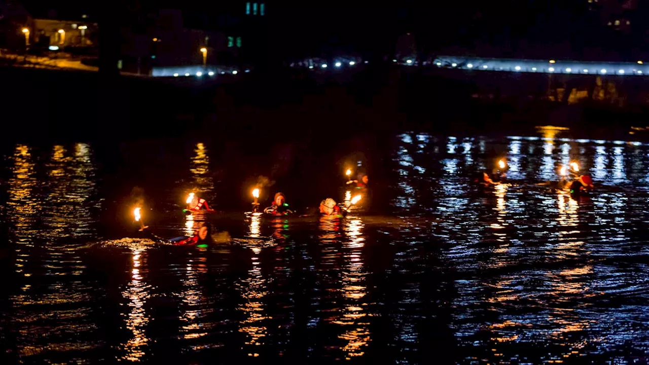 Lichtzauber auf der Aare: Wenn Rettungsschwimmer mit Fackeln ins Wasser steigen